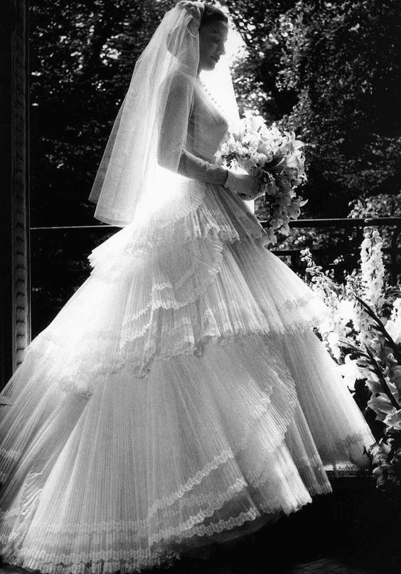 Iconic Elements of 1950s Wedding Dress Design Photo