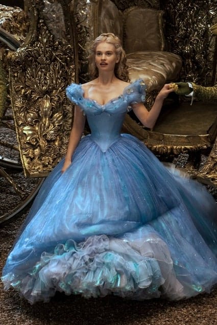 Lily James en robe de bal dans Cendrillon de Kenneth Branagh