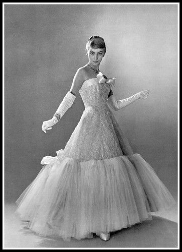 1950s Evening Dresses & Ball Gowns Photo