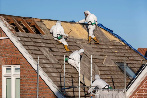Professionals Protective Suits Remove Asbestos Cement Roofing Underlayment — Stock Photo, Image