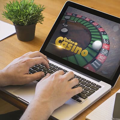 From Hotel Bar to Handheld Screen. How Travel Entertainment Changed for Canadian Visitors Photo