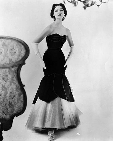 1950s Evening Dresses & Ball Gowns Photo