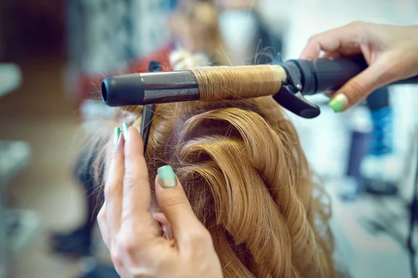 Hair styling in a beauty salon . — Stock Photo, Image